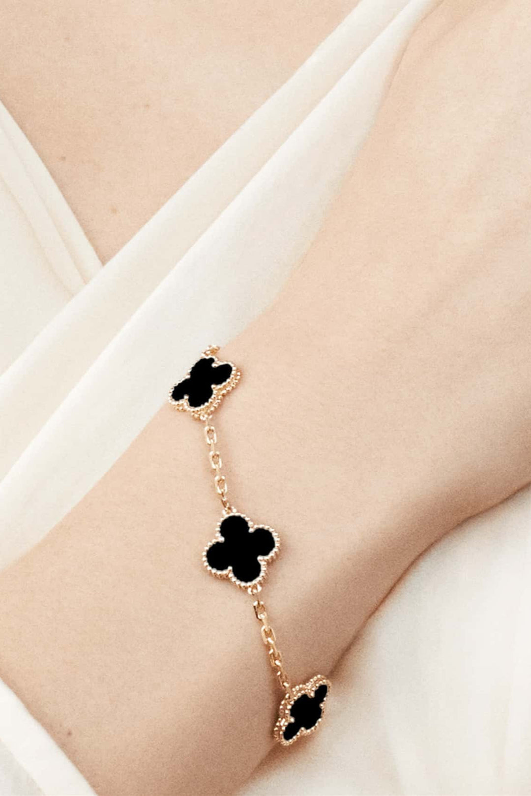 Pulsera con Motivo de Trébol y Elegancia Baño de Oro